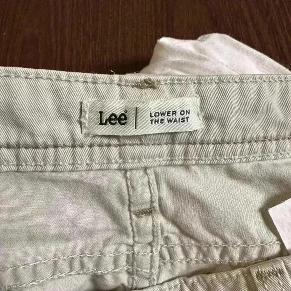 Lee Women's Lower On The Waist Shorts Beige Size 14 Medium. Pockets. 4.5” Inseam - Picture 4 of 7